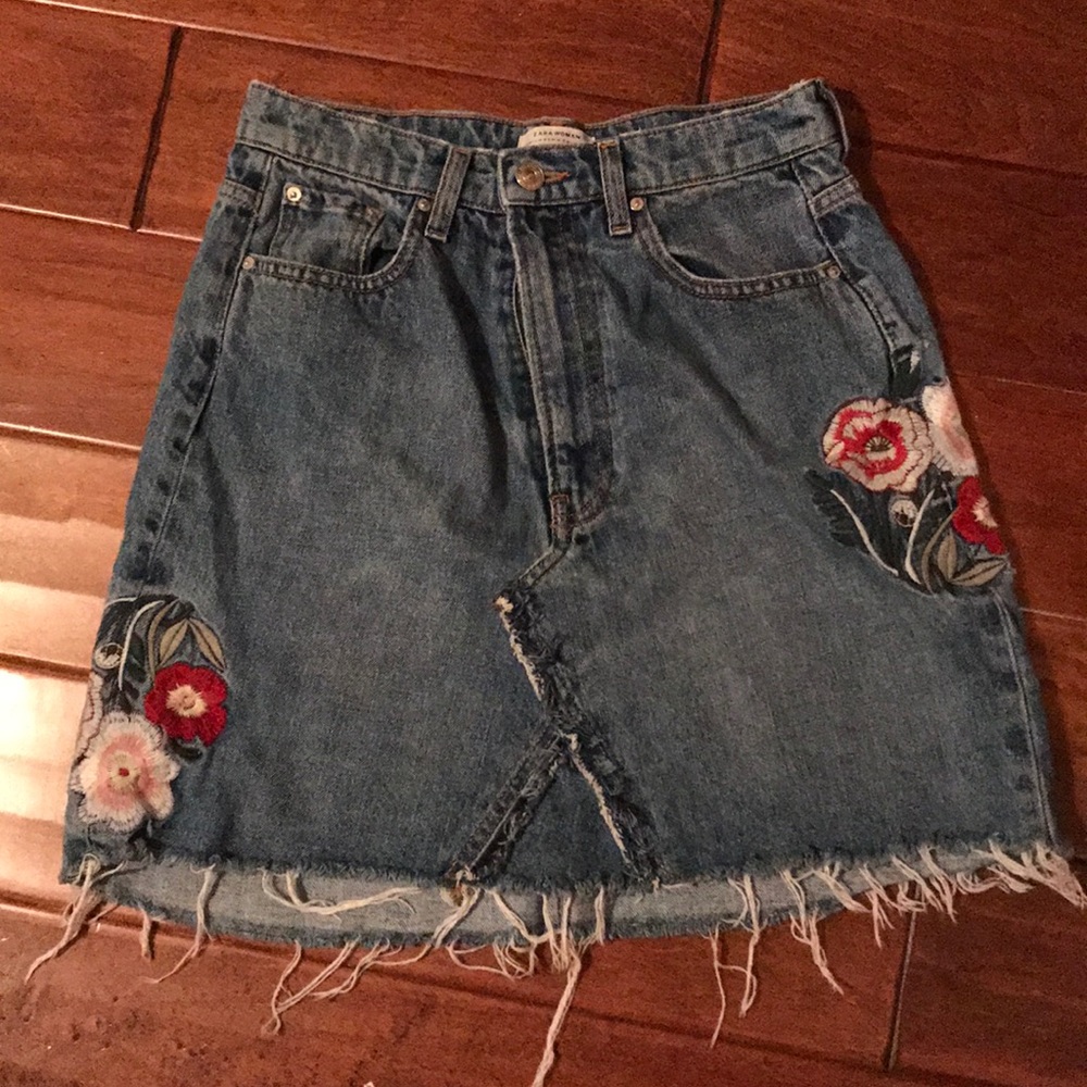 Zara embroidered jean skirt size small